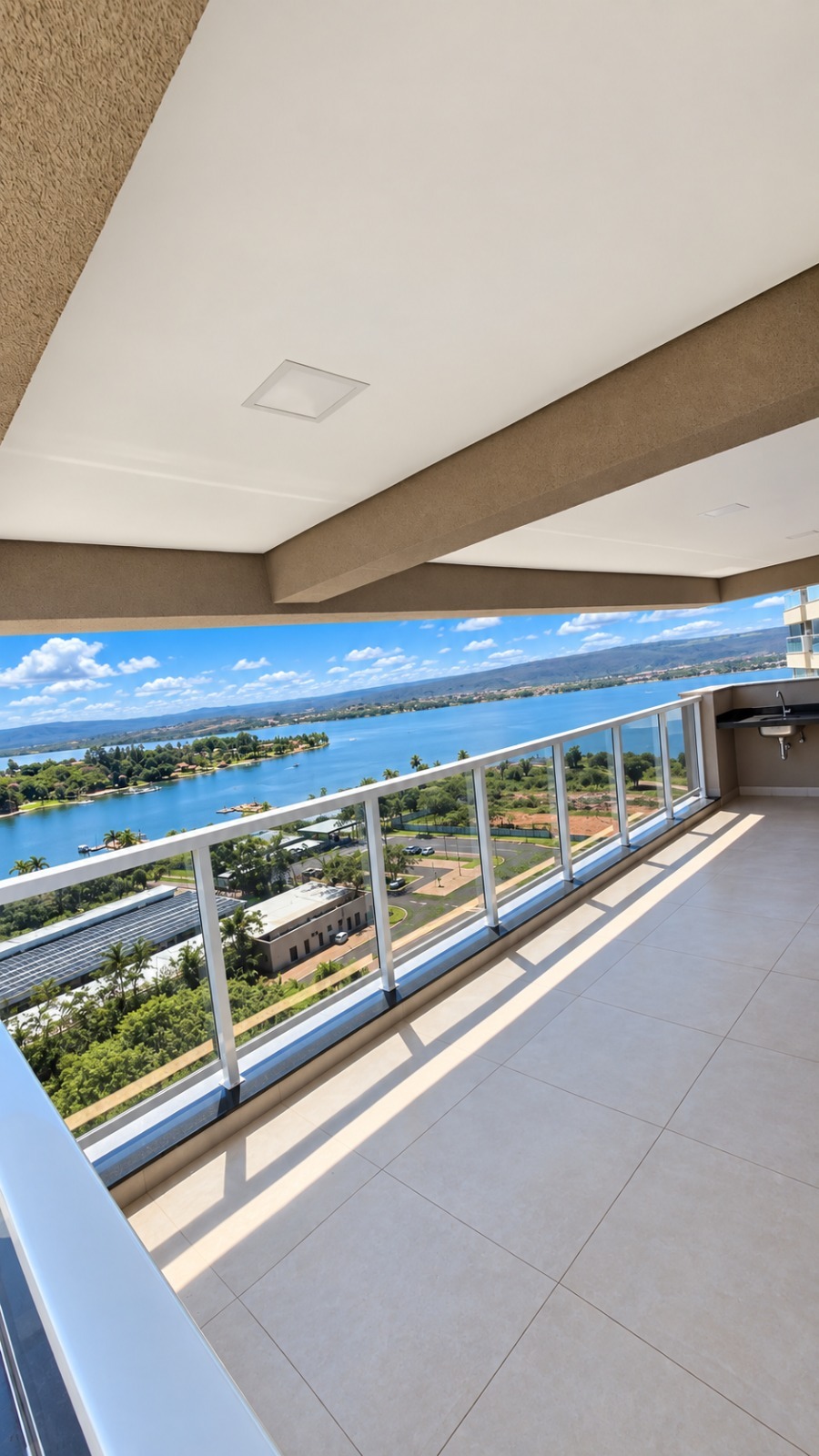 Varanda com vista para a represa