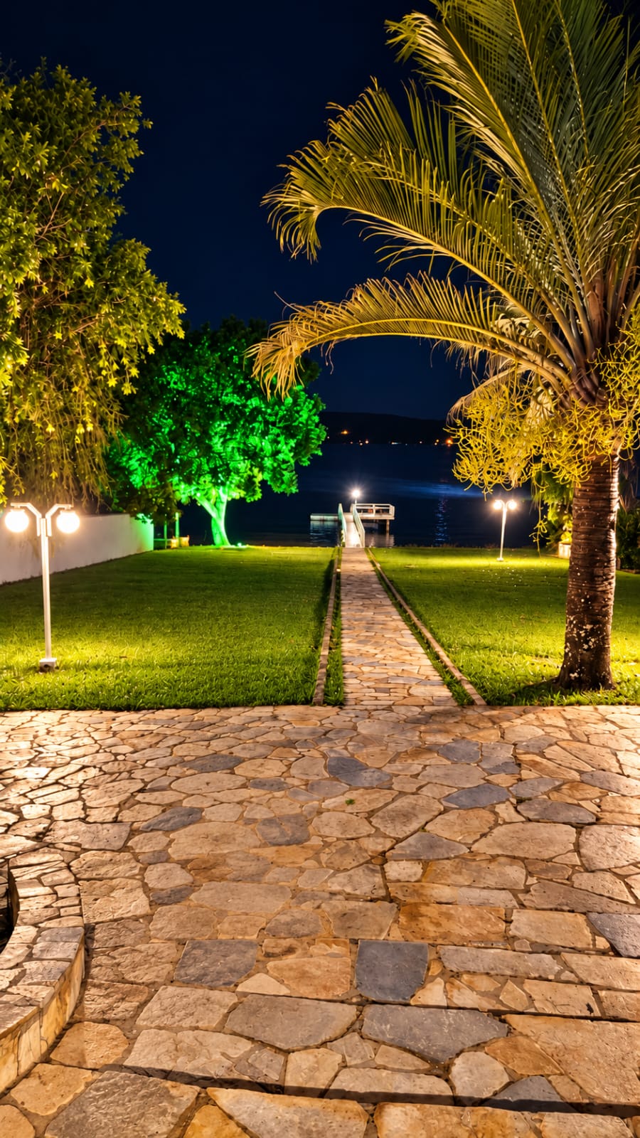 Caminho iluminado até o pier